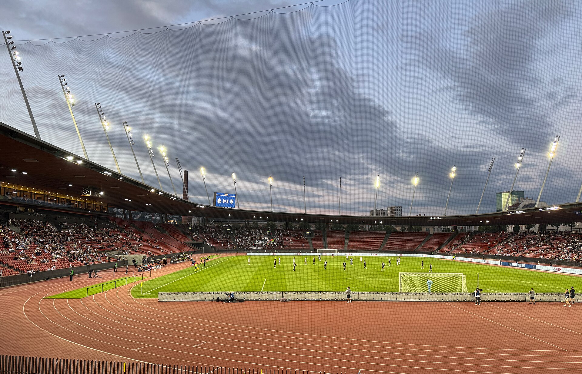 Blick in das beleuchtete Stadion Letzigrund während eines Fussballspiels