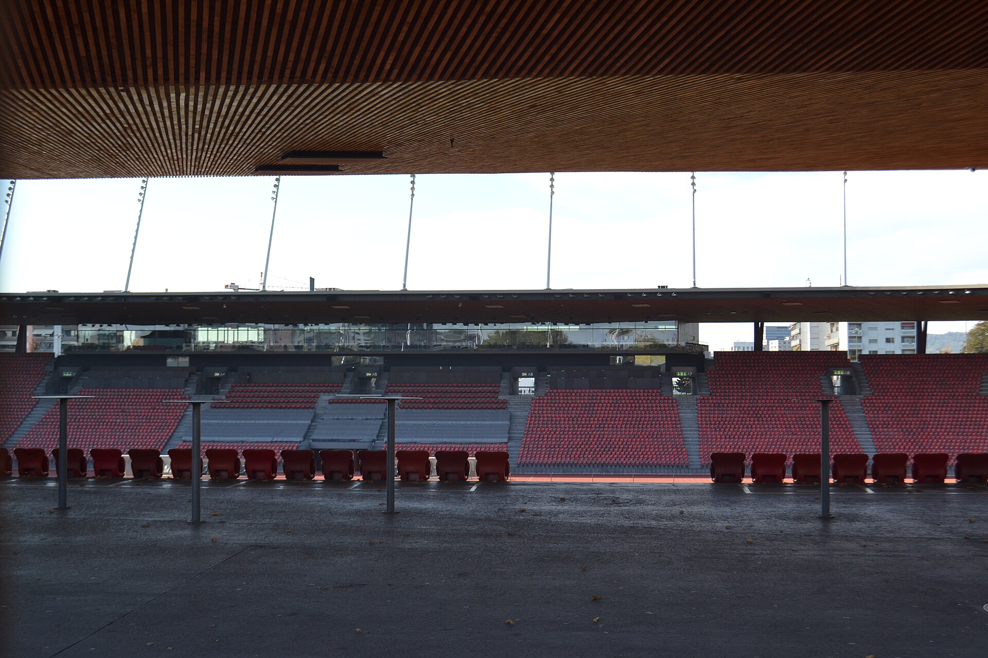 Architektonischer Blick von der Tribüne im Stadion Letzigrund