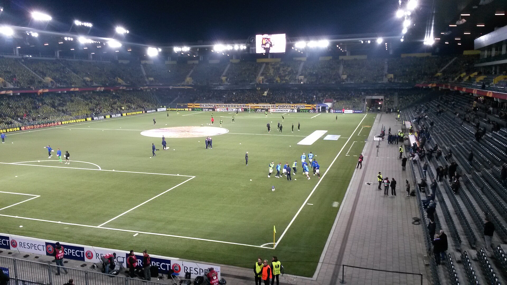 Beleuchtetes Stadion Wankdorf in Bern vor einem Europacup-Spiel